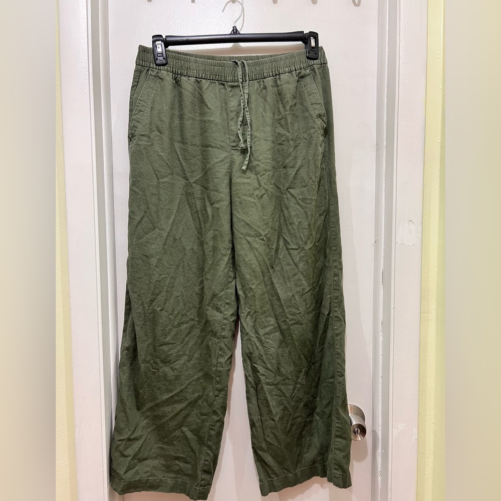 Monday-Friday flash sale ‼️
Old Navy Olive Green pants